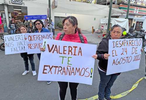 Integrantes del colectivo Mariposas Buscando Corazones y Justicia protestaron afuera de las instalaciones de la FGJ para denunciar la nula respuesta a la desaparición, hace seis meses, de Valeria Jimena Esquivel Godínez.