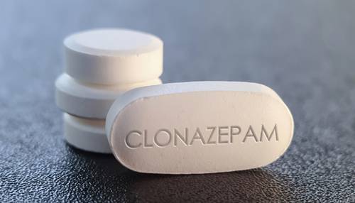 El clonazepam produce graves efectos secundarios, incluido un sueño profundo que puede llegar al estado de coma y causar la muerte, sobre todo si se combina con alcohol.