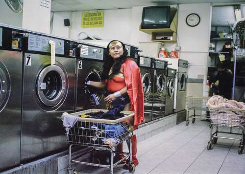  Wonder Woman (1980-2003), de Dulce Pinzón, pieza incluida en la muestra. Foto de la Colección MUAC (DiGAV, UNAM) cortesía del MUAC