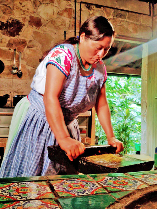 Cocinera del centro ecoturístico Kakiwin Tutunakú.  Adriana Pérez Serrano