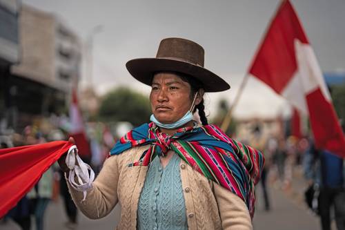Aymaras, una de las etnias del país andino, participan en las protestas en demanda de que renuncie la presidenta.