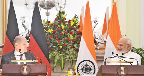 El canciller alemán, Olaf Scholz (a la izquierda), enfatizó ante el primer ministro indio Narendra Modi que los países en desarrollo soportan el impacto de la escasez de energía y alimentos derivado del conflicto de Rusia y Ucrania. La imagen, en el foro del G-20 en Bangalore.
