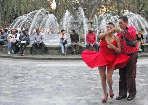 Los sábados, grupos de bailarines muestran sus destrezas en el Centro Histórico de la CDMX.