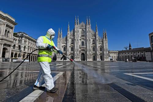 Un trabajador rocía desinfectante en la Piazza del Duomo, en Milán, a comienzos del confinamiento el 31 de marzo de 2020.
