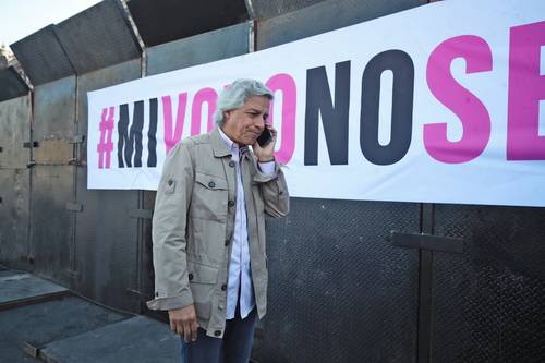 El operador de la marcha dominical, Claudio X. González, y una de las criticadas personalidades que se hicieron presentes en el acto a favor del INE.
