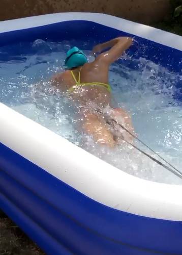  Captura de pantalla de Joana Betzabé Jiménez, quien entrenó en su casa durante la pandemia en una alberca infantil, amarrada de la cintura con objeto de simular sus rutinas y alistarse para participar en nado artístico en los Juegos Olímpicos de Tokio, celebrados en 2021. Foto 