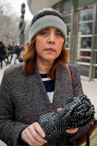 Linda Cristina Pereyra, esposa de Genaro García Luna, en imagen del pasado 21 de febrero a su salida de la corte de Nueva York, donde el jurado lo halló culpable de narcotráfico. El día del veredicto, un juez ordenó descongelar cuentas de la cónyuge del ex funcionario.