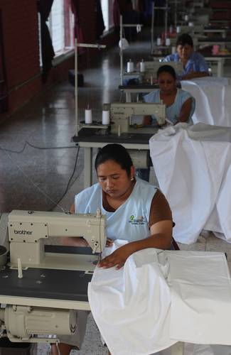 El desempleo afecta mayormente al sector femenino de la población, pero también incide en el juvenil, asegura el análisis Desempleo al desnudo. En la imagen, trabajadoras de una empresa en Candela, Coahuila.