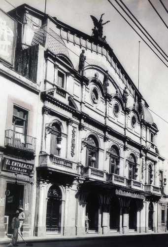 El Teatro Virginia Fábregas fue inaugurado con el nombre de Renacimiento por el general Porfirio Díaz.