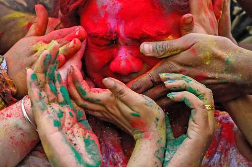 En la Universidad de Guru Nanak, en Amritsar, India, estudiantes pintan el rostro de uno de sus compañeros para el festival Holi.