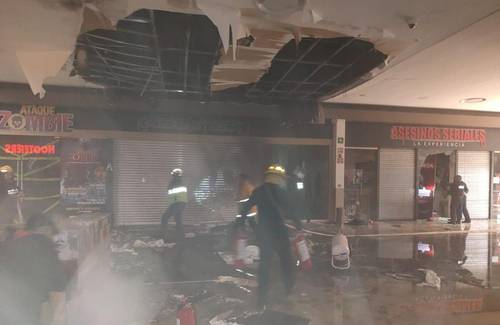 Ayer se registró un incendio en dos locales de la plaza comercial Fórum Buenavista, en la alcaldía Cuauhtémoc. Ocho personas fueron atendidas por crisis nerviosas e inhalación de humo y dos trasladadas al hospital Magdalena de las Salinas.