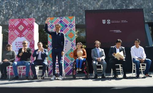 Javier Hidalgo (centro), con deportistas y patrocinadores durante la presentación de la edición 40 del Maratón de la Ciudad de México.