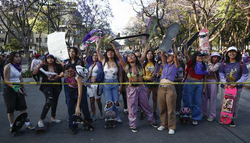 La movilización feminista en la Ciudad de México se caracterizó por su diversidad e ingenio. Entre los contingentes estuvo un grupo de aficionadas a la patineta.