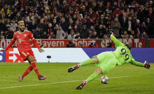 El delantero camerunés del Bayern Múnich, Eric Maxim Choupo-Moting, vence al portero Gianluigi Donnarumma en el primer gol que encaminó el triunfo 2-0 de los alemanes sobre los parisinos.