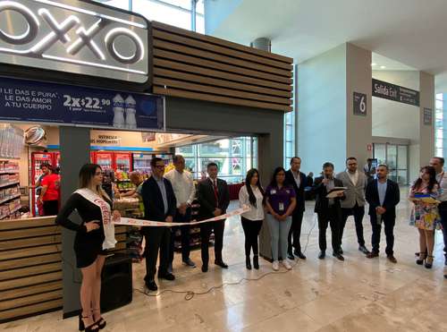 Se inauguró ayer en el Aeropuerto Internacional Felipe Ángeles la primera tienda de conveniencia, de dos que se abrirán en la terminal aérea. El vicepresidente de Femsa, Roberto Campa (primero a la izquierda), estuvo presente en el corte del listón.
