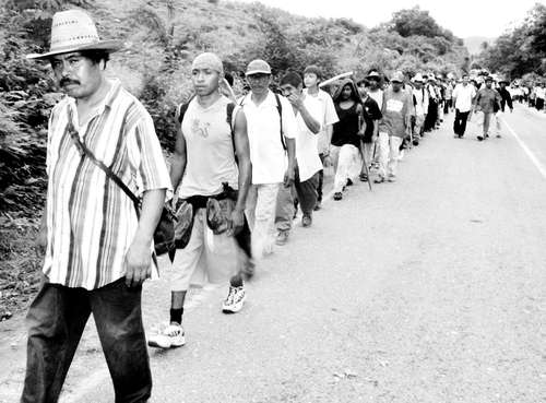 Marcha en 2002 de la Organización Campesina de la Sierra del Sur, en el séptimo aniversario de la masacre.