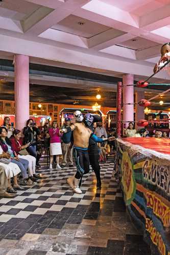  Rock, pachucos, damas, cumbias y gladiadores formaron el domingo pasado una curiosa mezcla en el recinto de la Guerrero. Foto Lionel Vega