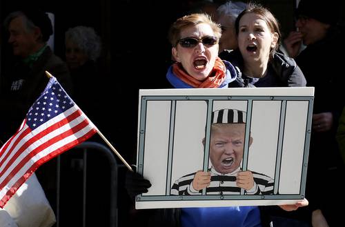 Manifestación de detractores de Donald Trump ayer, afuera de la oficina de la fiscalía de Manhattan.