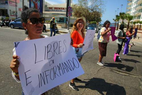 Trabajadoras de medios se manifestaron ayer frente al monumento de la Diana, en la costera Miguel Alemán de Acapulco, Guerrero.