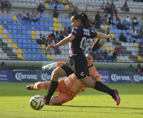 Con un triplete de Charlyn Corral (8, 10 y 54), quien supera en la imagen a la portera Alejandra Gutiérrez, Pachuca goleó ayer 7-2 a las Xolas en el estadio Hidalgo. Jennifer Hermoso (36 y 70), Jillian June Jennings (18) y Lizbeth Ángeles (86) completaron el marcador para que las Tuzas llegaran a 24 puntos y se colocaran cuartas en la tabla general.