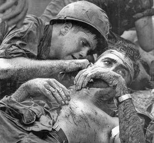 Un marino herido en la guerra de Vietnam espera para ser trasladado.
