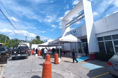 Policías estatales trasladaron ayer a las oficinas del Instituto Nacional de Migración en Mérida, Yucatán, a 32 ciudadanos de origen indio que viajaban en un tractocamión.