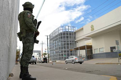 Un elemento del Ejército custodia el Hospital General de la ciudad fronteriza de Chihuahua en el que permanecen 11 extranjeros heridos luego de la conflagración. De acuerdo con autoridades estatales de salud, todos están intubados y su estado es delicado.