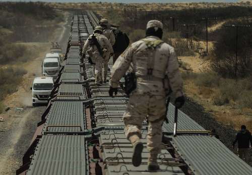 Militares revisan los trenes que llegan a la ciudad fronteriza.