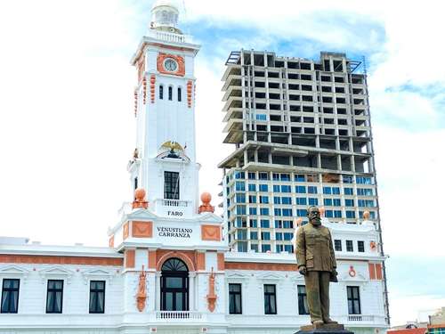 La torre de departamentos ubicada a espaldas del faro Venustiano Carranza, en el puerto de Veracruz, ha sido clausurada en varias ocasiones por las afectaciones que podría causar al perfil del Centro Histórico.
