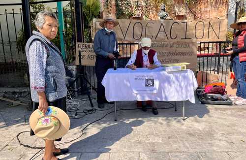 Mesa para recolectar firmas en San Gregorio Atlapulco, Xochimilco, donde gobierna el morenista Carlos Acosta.