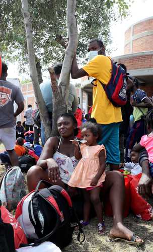 Hasta 300 extranjeros recibió ayer el refugio ubicado en el Bosque de Tláhuac. La mayoría son haitianos provenientes de Chile y Brasil, que estaban en la plaza Giordano Bruno.