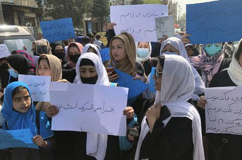Antonio Guterres exigió al Talibán que revoque la prohibición de que mujeres afganas trabajen para la Organización de Naciones Unidas. Es “una violación de los derechos humanos fundamentales e inalienables de las mujeres”, declaró el portavoz Stephane Dujarric a nombre del titular de la ONU. En la imagen, protesta de mujeres en Kabul, en marzo pasado.