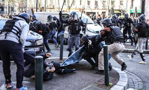 En Toulousse, enfrentamientos entre los manifestantes y los elementos policiales de reacción rápida.
