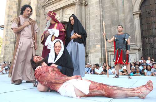  Escena de la pasión de Cristo, en la plazoleta de la Catedral Metropolitana de Guadalajara, Jalisco.