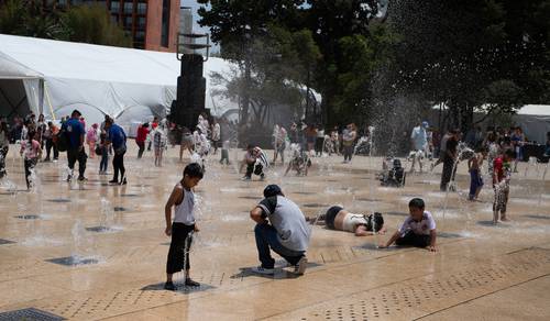 Ante la falta de presupuesto, lo mejor para algunos fue acudir al Monumento a la Revolución a paliar el calor.