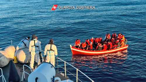 La guardia costera italiana trabajaba ayer en el rescate de mil 200 migrantes en el Mediterráneo. En un caso, auxilió a 800 indocumentados que iban en un barco pesquero (en la imagen). Un segundo navío llevaba 400 personas. Ambos fueron encontrados en Sicilia.