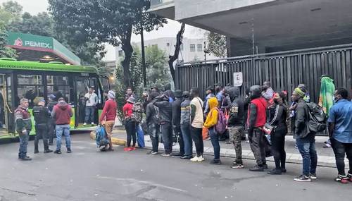El Gobierno de la Ciudad de México apoyó con el traslado de 450 migrantes que pernoctaban en la plaza Giordano Bruno o en hoteles cercanos a la colonia Juárez al albergue temporal instalado en la alcaldía Tláhuac.
