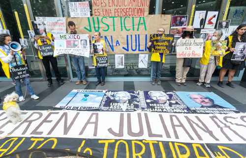 La organización 24F Coalición Vida y Libertad de Julian Assange se manifestaron frente a las embajadas de EU y Reino Unido.