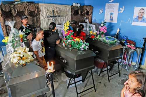 Familiares y amigos velan en Honduras a Edin Umana, Dikson Córdova y Jesús Alvarado, fallecidos en el incendio de Juárez.