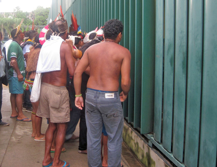 Manifestación de pueblos originarios en defensa de la tierra-territorio-naturaleza frente a la cámara de diputados, Brasíla, diciembre de 2014.