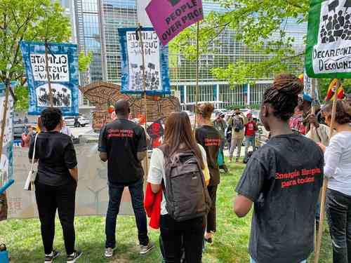 Manifestantes construyeron un caballo de Troya frente a la sede del Banco Mundial.