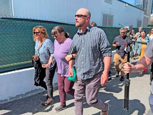 Familiares de Teixeira abandonan el tribunal federal de Boston, Massachussetts; el ex Guardia Nacional estadunidense permanecerá detenido en espera de una audiencia programada para el próximo miércoles.