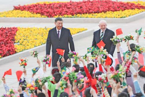 El mandatario brasileño (derecha) fue recibido por Xi en una ceremonia con alfombra roja ante el Gran Salón del Pueblo de Pekín.