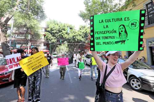 Decenas de personas participaron en una marcha contra la política aplicada por la alcaldesa de Cuauhtémoc, Sandra Cuevas, de prohibir actos recreativos en su demarcación.