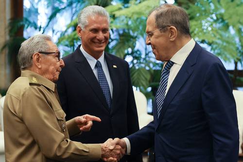 El presidente de Cuba, Miguel Díaz-Canel (centro), recibió ayer junto con el ex mandatario Raúl Castro al canciller de Rusia, Serguéi Lavrov (derecha).