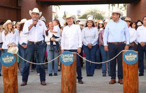 El gobernador Alfonso Durazo Montaño (al centro) encabezó la ceremonia del tradicional corte de reata, con el cual quedó inaugurada la edición 38 de la ExpoGan, que regresó después de tres años de ausencia. El mandatario estatal estuvo acompañado por el presidente de la unión ganadera local, Juan Carlos Ochoa Valenzuela, y por el presidente municipal de Hermosillo, Antonio Astiazarán Gutiérrez.