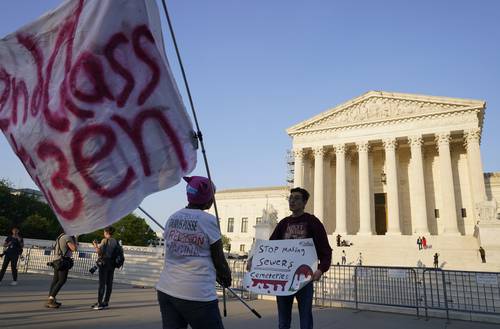 Activistas provida y a favor del aborto se manifestaron durante el análisis en la corte del fallo de prohibición a la venta de mifepristona. La imagen, en Washington.