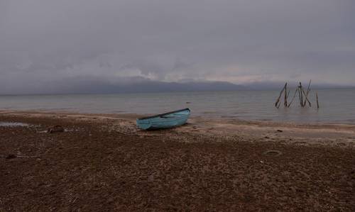  Un bote a las orillas del lago. Foto Afp