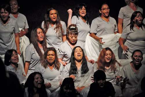 Personas en reclusión y otras que fueron liberadas formaron dos compañías de teatro con 45 integrantes –35 mujeres–. En esta imagen, en una puesta en escena.