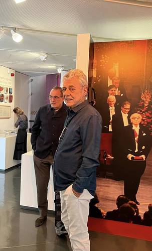 En primer plano, el escritor y cantante brasileño Chico Buarque; al fondo, imagen de José Saramago, Premio Nobel de Literatura 1998, durante la ceremonia realizada en la sala de conciertos de Estocolmo, Suecia.